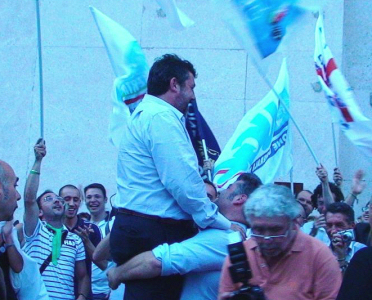 Angelo Vaccarezza festeggiato dopo il voto