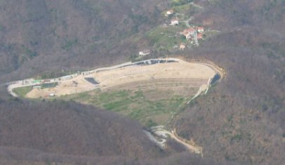 una veduta aerea della discarica di Cima Mont
