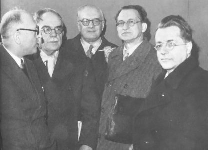 da sinistra: Nenni, Ruini, Vernocchi, De Gasperi e Togliatti all'epoca del primo Governo De Gasperi nel periodo dal 10-12-1945 al 13-7-1946