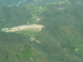 un'inedita veduta aerea della discarica di Cima Mont