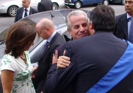 il Ministro Scajola saluta il neo Presidente Vaccarezza