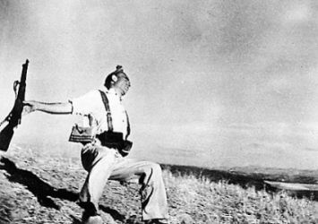 la morte di un soldato repubblicano in una celebre foto di Robert Capa